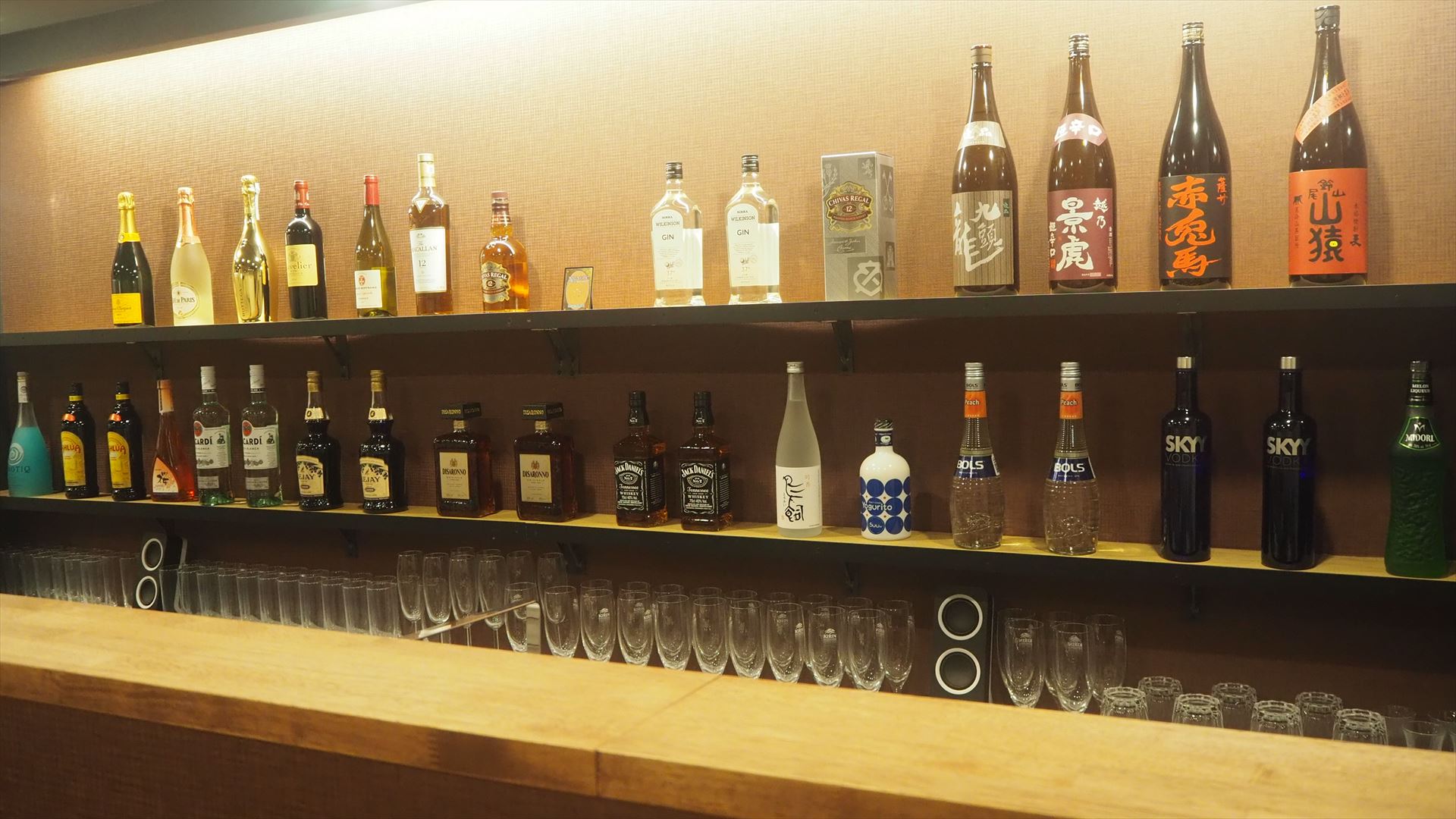 カウンターの奥にはさまざまなお酒が並んでいる