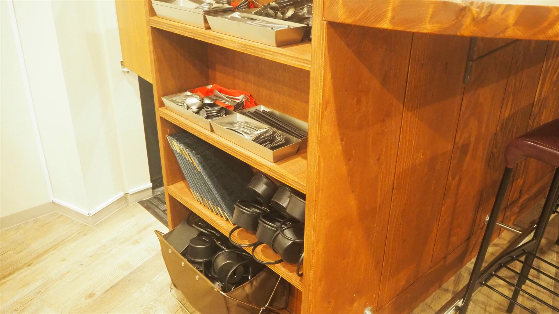 カトラリーやドリンクホルダー、メニューの収納棚