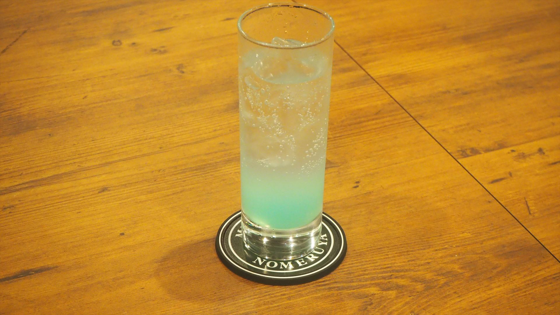 コースターにドリンクを置いたところ