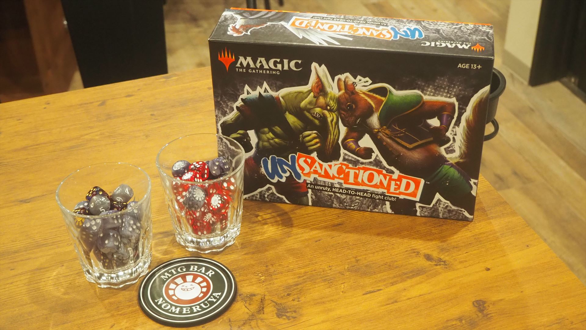 テーブルや床は木の素材の温かさを活かしたナチュラルな仕上げになっている