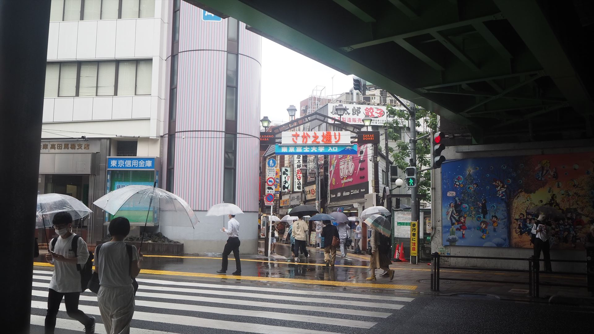 JR高田馬場駅早稲田口を出て、すぐ左の横断歩道を渡ると、さかえ通りの入り口がある