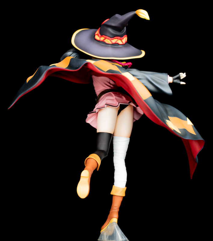 後方左よりでは、翻ったマントの奥から下半身を堪能できる。真後ろでは楽しめない景観なので、入手したらぜひこの角度から見てください