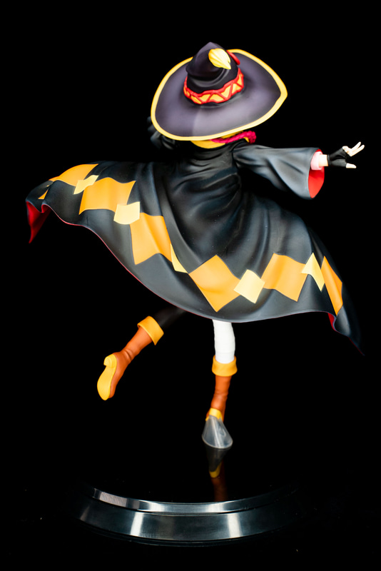 後方右よりから見ると、文様だけでなく、空気抵抗を受けたマントの広がりやシワと塗装によるコントラストが見所