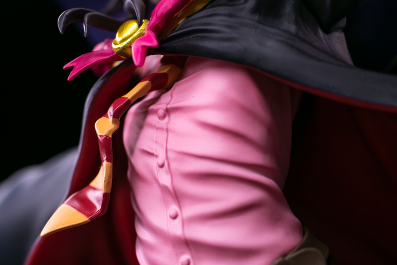 服のシワ一本一本に意味が見えてくるような造形美