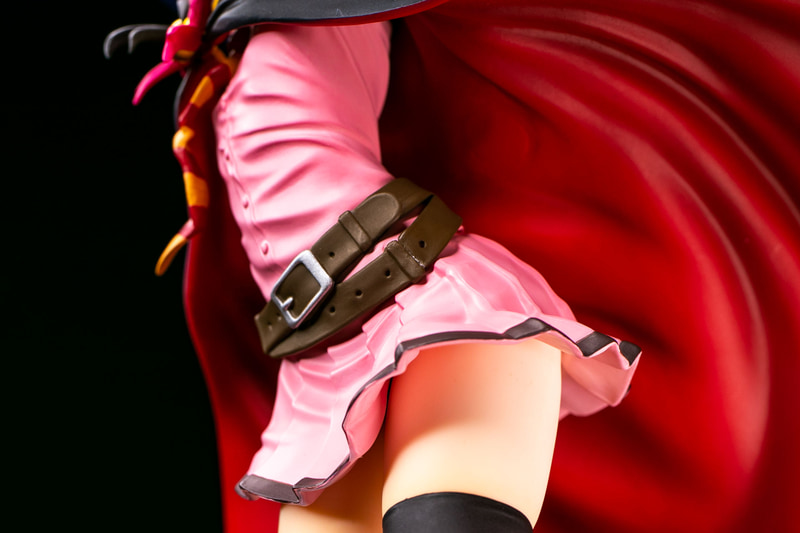 ボディラインをしっかり締めるベルトの造形も手抜きなしです