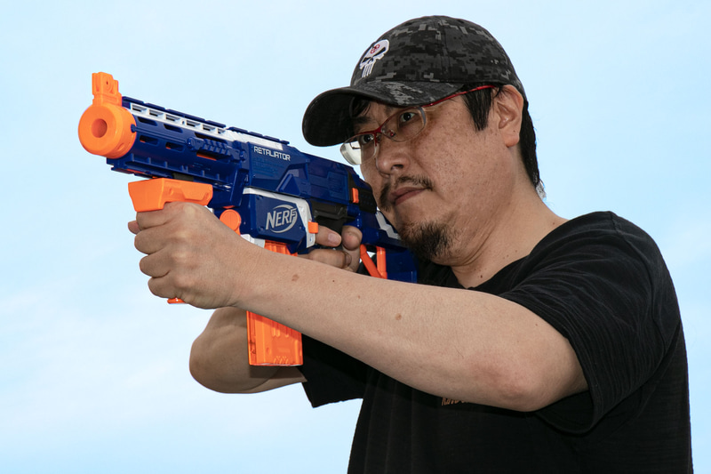 スライドアクションは連射しやすいよう、スライド部分に手を当てていると撃ちやすい