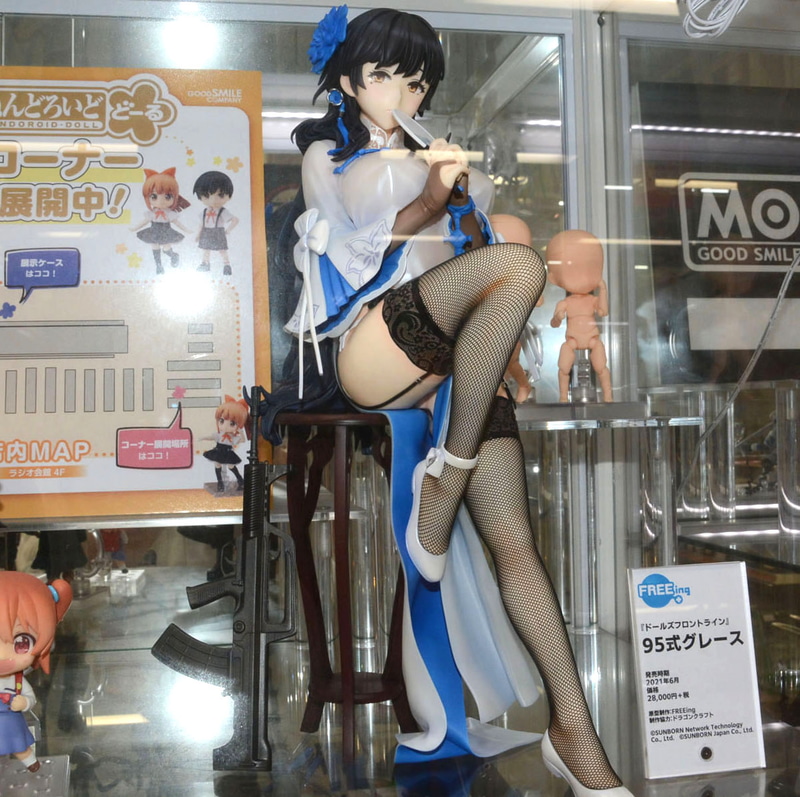 全高は台座も含め36cmとかなり大型のフィギュアだ