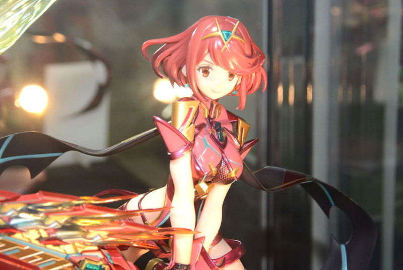 剣の造形、ホムラのカッコ良さにまず目が行くが、強調された胸の表現や、すらりと伸びた足などセクシーさも感じるフィギュアだ