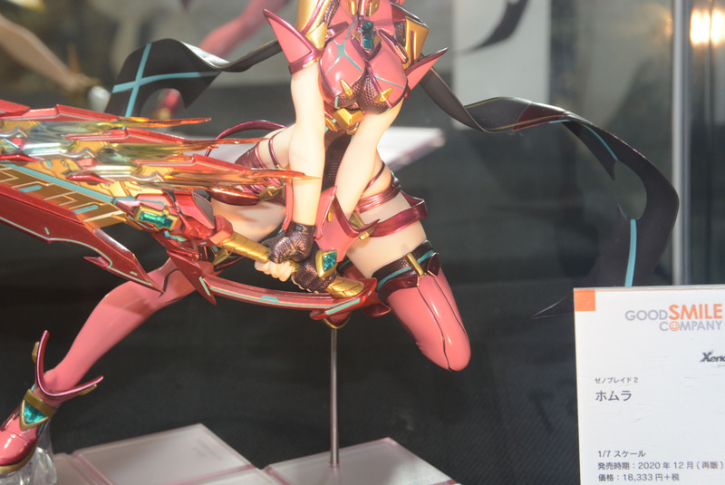 剣の造形、ホムラのカッコ良さにまず目が行くが、強調された胸の表現や、すらりと伸びた足などセクシーさも感じるフィギュアだ