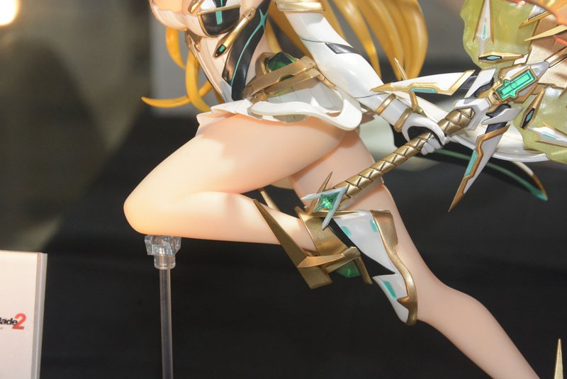 こちらはやはり生足の太ももと、胸に目が行ってしまう。鎧の造形は、特にクリアパーツの表現が見事だ