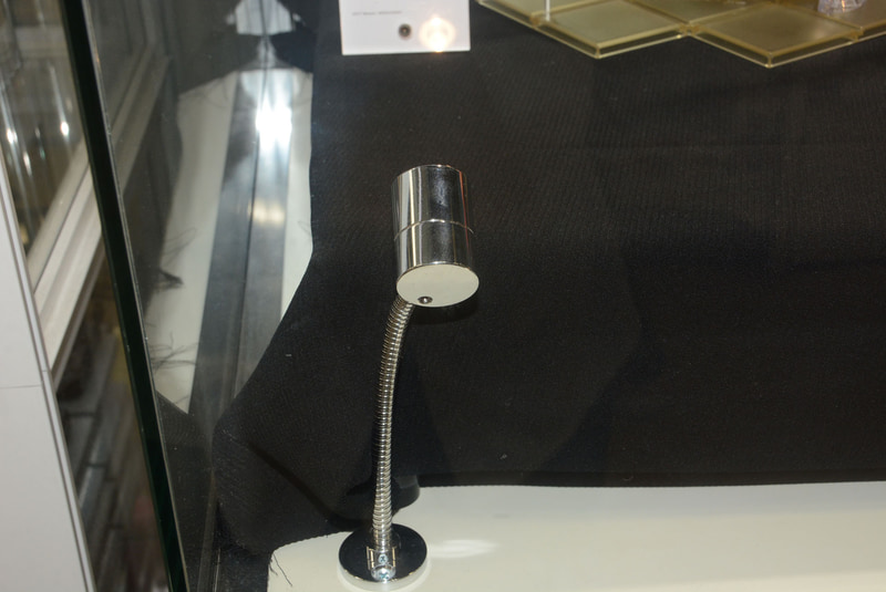 天井のライトと床のスポットライトで、フィギュアを引き立てる