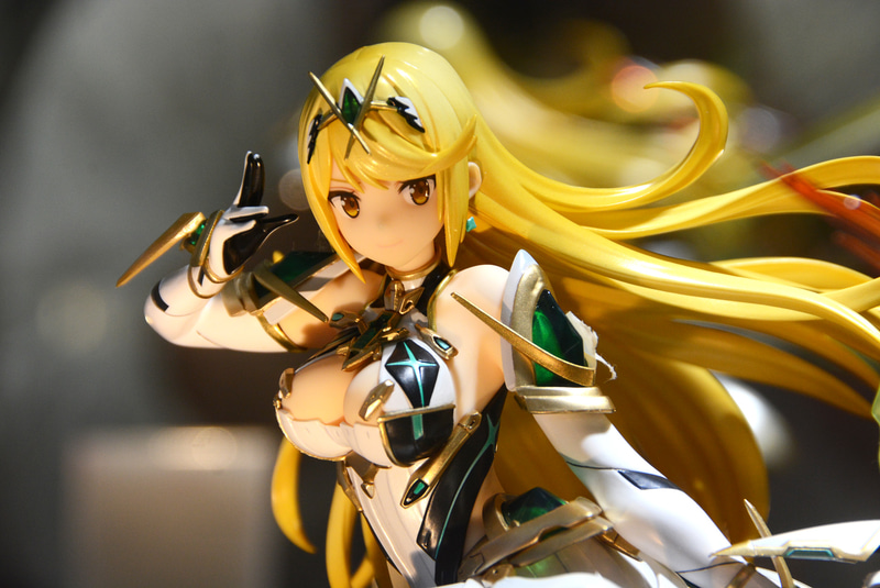 こちらはやはり生足の太ももと、胸に目が行ってしまう。鎧の造形は、特にクリアパーツの表現が見事だ