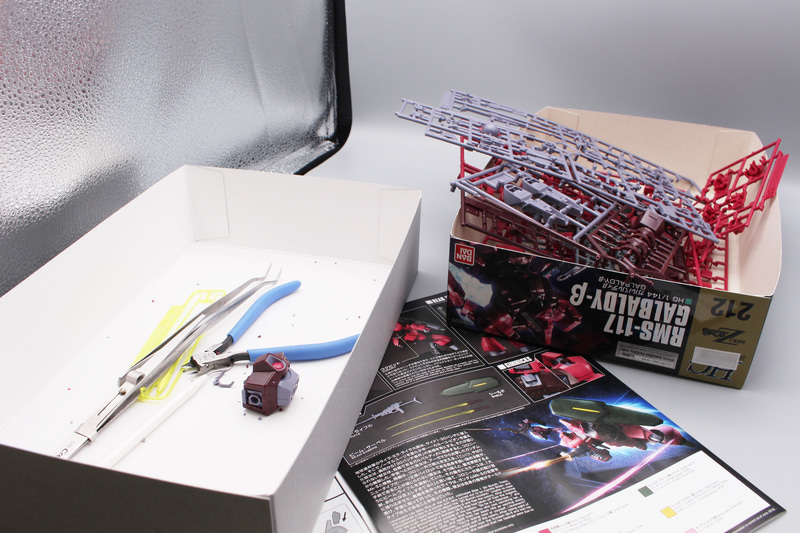 当日の筆者の制作環境。手持ちの「HGUC 1/144 ガルバルディβ」を制作した