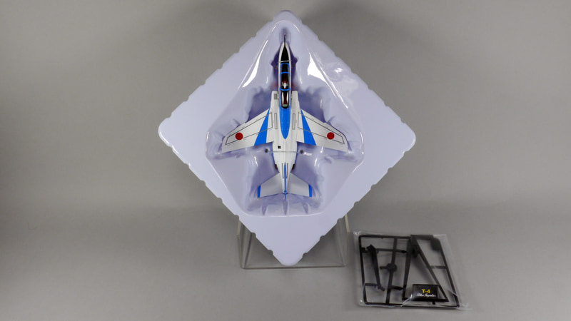 完成品フィギュアのたたずまい。表側によくあるクリアーのカバーはなく、すぐに商品に触れる