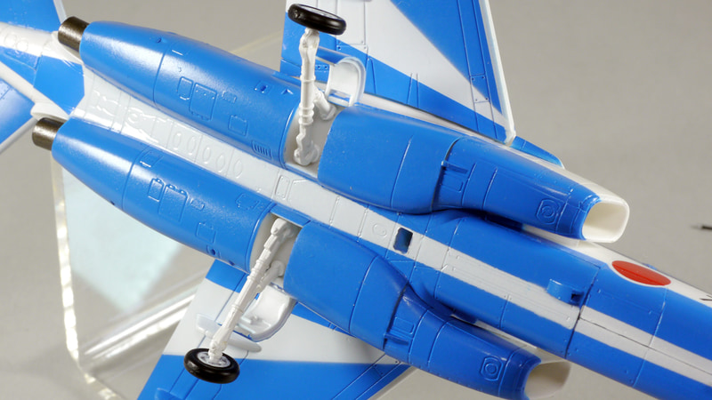 専用スタンドとりつけ穴は1mm×2mmほど。