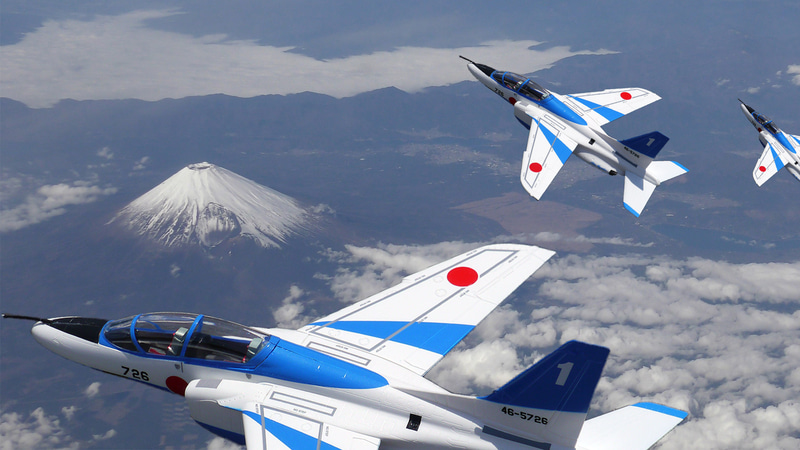 自然光があまりにすばらしかったため創作意欲が爆発！過去に旅行した時に撮った富士山をバックに訓練するブルーインパルスのイメージと、今回実際に感謝飛行を見ることができなかったので”おそらくこういう光景だったのでは……”という思いをCG合成で再現してみた。スモークも加えてみたがいかがだろう? ……すべて1番機なのはご愛嬌ということで