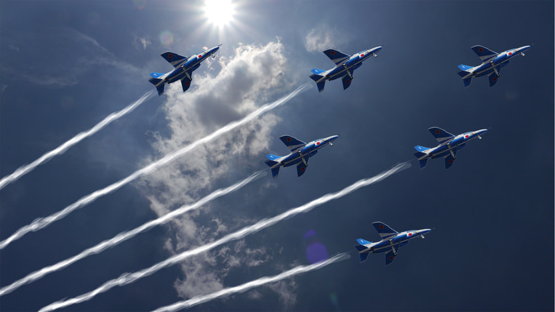自然光があまりにすばらしかったため創作意欲が爆発！過去に旅行した時に撮った富士山をバックに訓練するブルーインパルスのイメージと、今回実際に感謝飛行を見ることができなかったので”おそらくこういう光景だったのでは……”という思いをCG合成で再現してみた。スモークも加えてみたがいかがだろう? ……すべて1番機なのはご愛嬌ということで