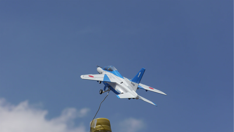 外だと固定が大変。それでも背景とのマッチングは照明では出せない雰囲気がある