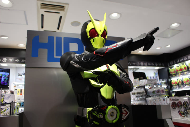 等身大の仮面ライダーゼロワン。かなり大きく、迫力がある