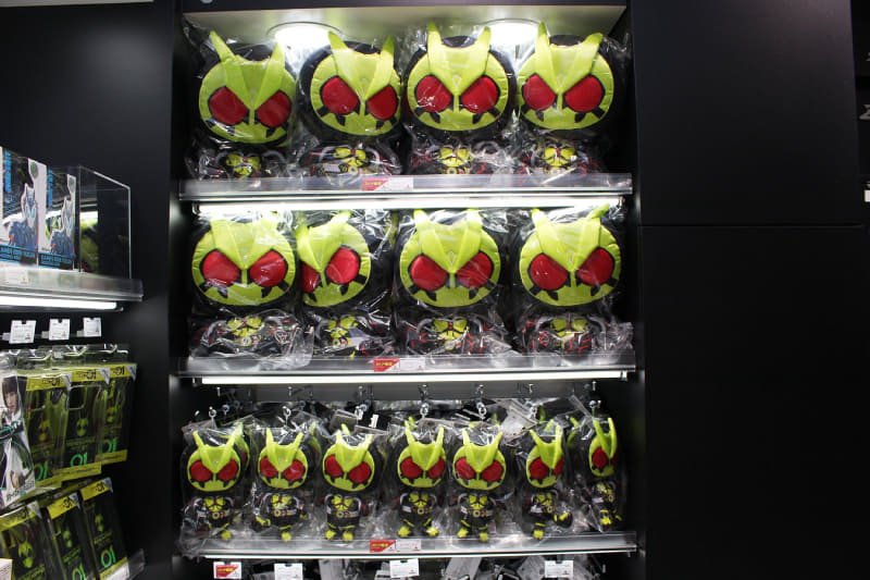 ぬいぐるみとなった仮面ライダーゼロワンは、大小2種を用意