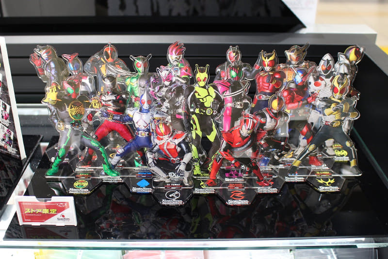 組み立てるとフィギュアのように飾れるアクリルスタンド