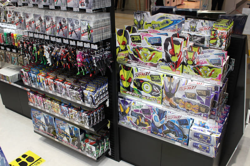 フィギュアやプラモデル、変身ベルトなども販売されている