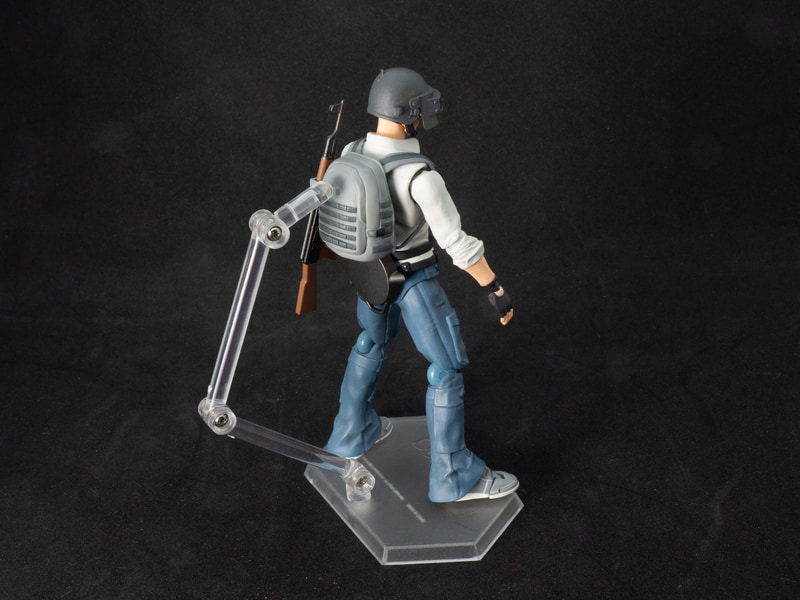 付属のfigma専用台座は、直接背中に差し込むかバックパック部分の穴に取り付けることができる