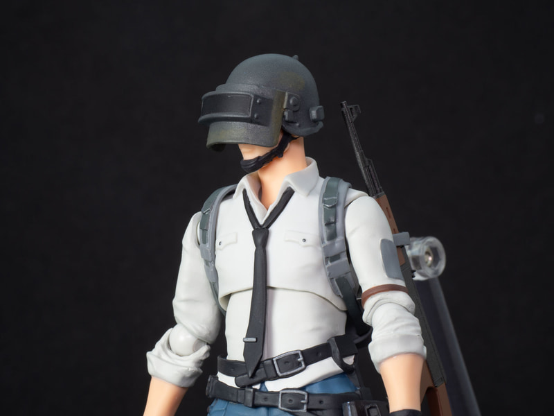 ヘルメットも単色というわけではなく、よく見るとウェザリングが施されており錆びている感じも出ている