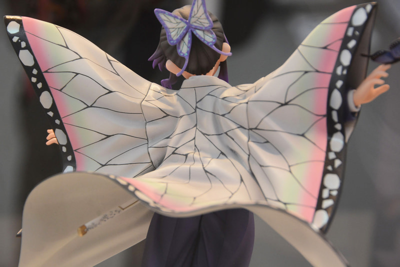 こだわりのポイントは蝶の羽根に走る翅脈(しみゃく)を思わせる羽織の模様がしわでちゃんとゆがんでいるところ。この描写がフィギュアの塗装への力の入り様を物語っている