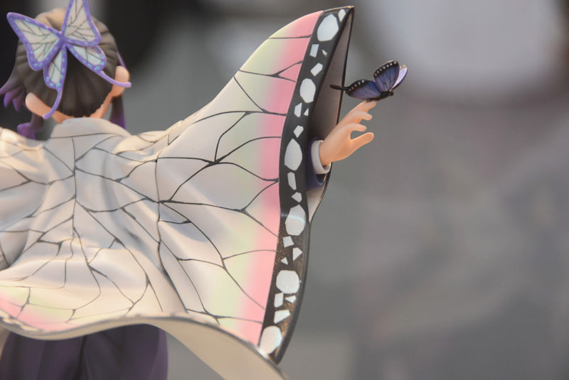 蝶や髪飾りはクリアパーツが使われている。袖部分はパール塗装で輝く