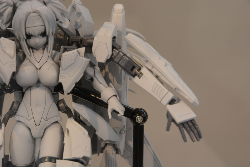 驚かされるのはスパーパーツによってボリュームが増えていても、きちんとまとえるところだ