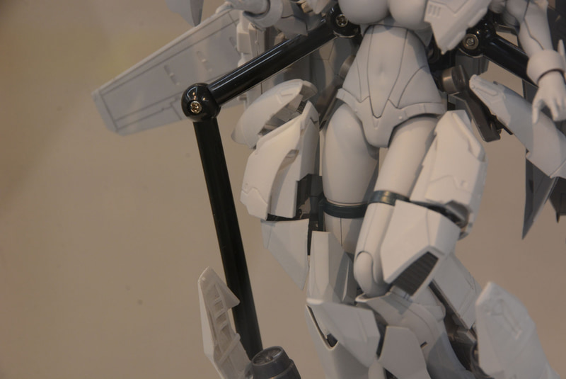 驚かされるのはスパーパーツによってボリュームが増えていても、きちんとまとえるところだ