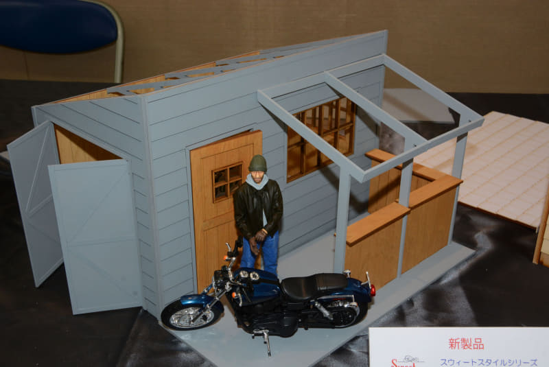 「スウィートスタイル バイクガレージ」かなり大型の木製キットだ。色を塗ることで雰囲気ががらりと変わる