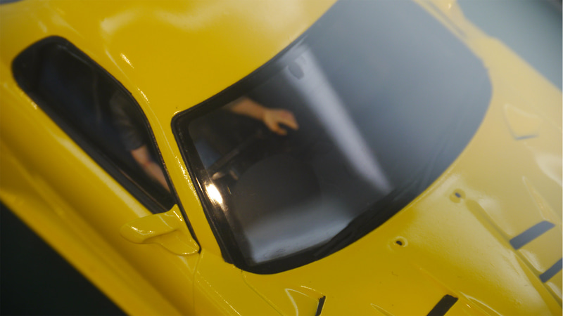 クルマは人が操るものだからやはりドライバーが乗っているだけで臨場感が違う。AE86藤原拓海のインパネには”紙コップ”が！「AE86」「FD3S」共に8月の発売予定で、価格は3,600円（税別）となる