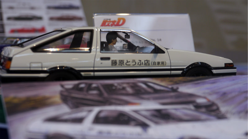 クルマは人が操るものだからやはりドライバーが乗っているだけで臨場感が違う。AE86藤原拓海のインパネには”紙コップ”が！「AE86」「FD3S」共に8月の発売予定で、価格は3,600円（税別）となる