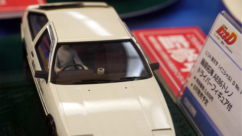 クルマは人が操るものだからやはりドライバーが乗っているだけで臨場感が違う。AE86藤原拓海のインパネには”紙コップ”が！「AE86」「FD3S」共に8月の発売予定で、価格は3,600円（税別）となる