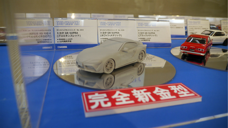 今回は試作品の展示だったのでカラーリングは確認できなかったが、成形色にてプロミネンスレッド、ホワイトメタリック、ブラックメタリックの3色展開とのこと。こちらは2020年10月の発売予定で、価格は1,500円（税別）となる
