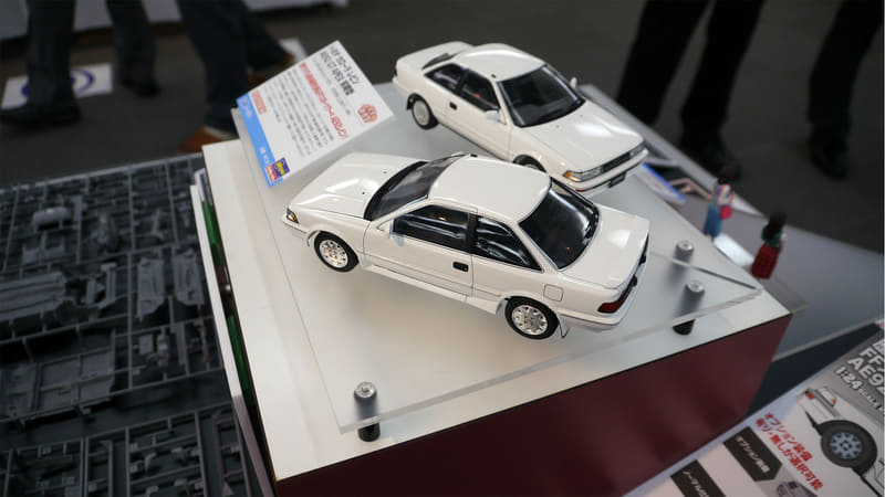 エアロパーツとホイールを交換したチューニングカーとノーマルカー。どちらもスタイリングがすばらしい