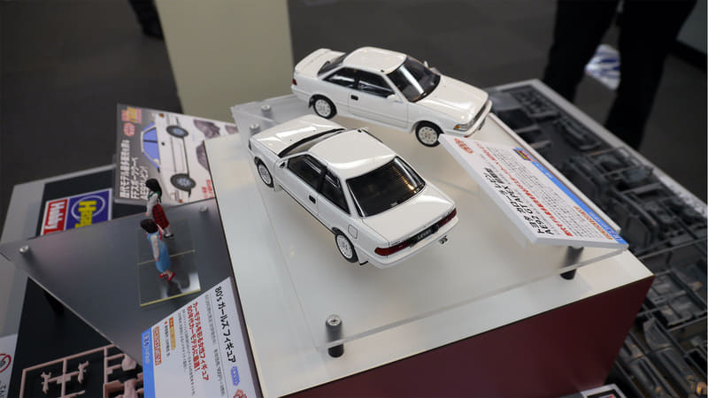 エアロパーツとホイールを交換したチューニングカーとノーマルカー。どちらもスタイリングがすばらしい