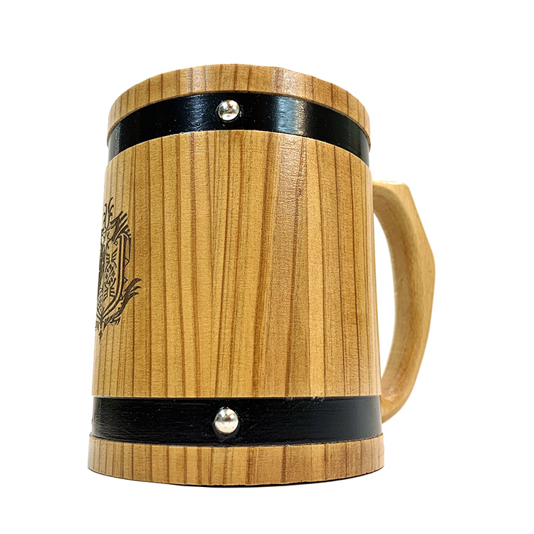 国産の樹を組む木樽本体には、鉄製リング(タガ)をひとつひとつ手作業で巻き鉄鋲で打ち止めている