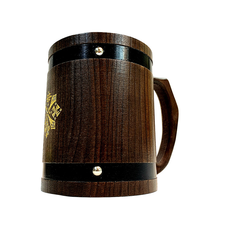 国産の樹を組む木樽本体には、鉄製リング（タガ）をひとつひとつ手作業で巻き鉄鋲で打ち止めている