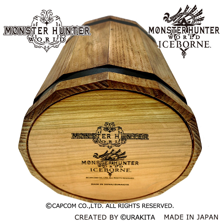 木樽ジョッキ外側の底には「モンスターハンター：ワールド」、「モンスターハンターワールド：アイスボーン」のゲームタイトルロゴを精細に彫刻