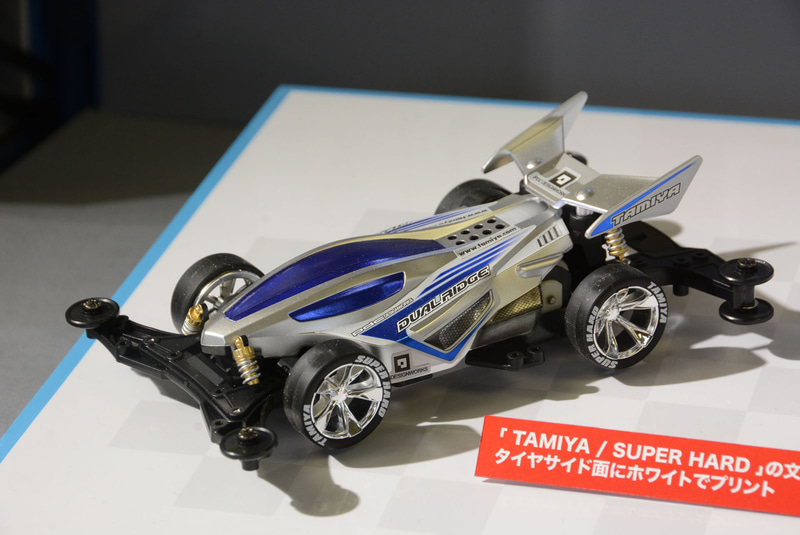 鮮やかな銀のボディが特徴の「デュアルリッジJr. (VZシャーシ)」