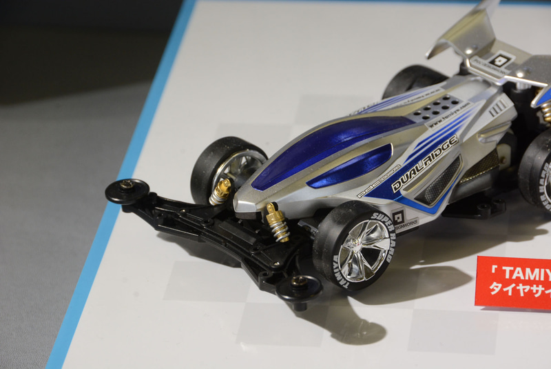 鮮やかな銀のボディが特徴の「デュアルリッジJr. (VZシャーシ)」