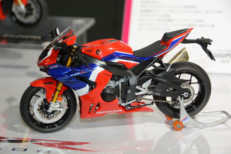 「1/12 Honda CBR1000RR-R FIREBLADE SP」。海外仕様の「マットパールモリオンブラック」にも仕上げられる