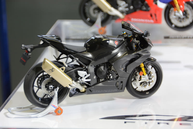 「1/12 Honda CBR1000RR-R FIREBLADE SP」。海外仕様の「マットパールモリオンブラック」にも仕上げられる