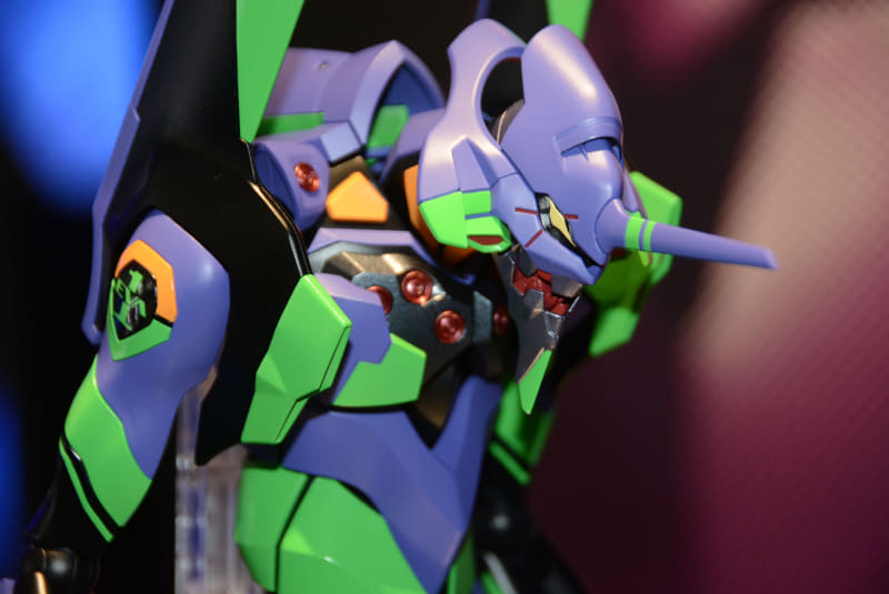 「DYNACTION エヴァンゲリオン初号機」新しいブランドの商品。全高約40cmという超大型サイズのフィギュアだ。このフィギュアに開発者が込めた想いは別項で取り上げていきたい。12月発売、価格は19,800円(税込)