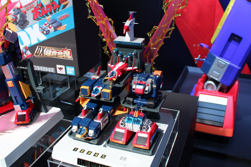 ディスプレイ台は要塞基地ビッグファルコンがモチーフだ