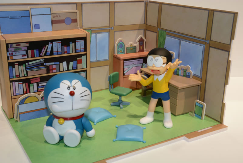 オブジェクトや雰囲気まで、アニメの世界を確かに感じられるジオラマ。フィギュアとの連携もバッチリだ。7月23日発売、価格は2,750円(税込)