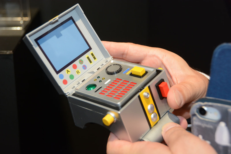 劇中そのままなブレスレット。ランプの光り方が実に昭和な感じで楽しい